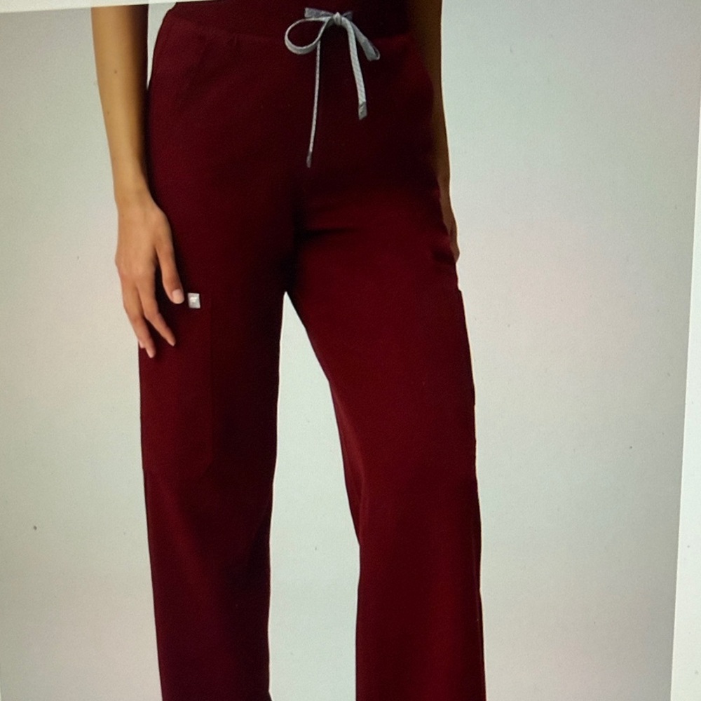 Fabletics Women's Burgundy V-Neck 2 piece scrub set XXL - Picture 2 of 15
